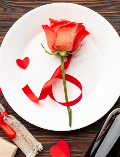 flache-lage-reizende-anordnung-fuer-valentinstagabendessen-auf-hoelzernem-hintergrund-1