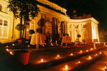anreisser festlichkeit seeschloss aussen nachts
