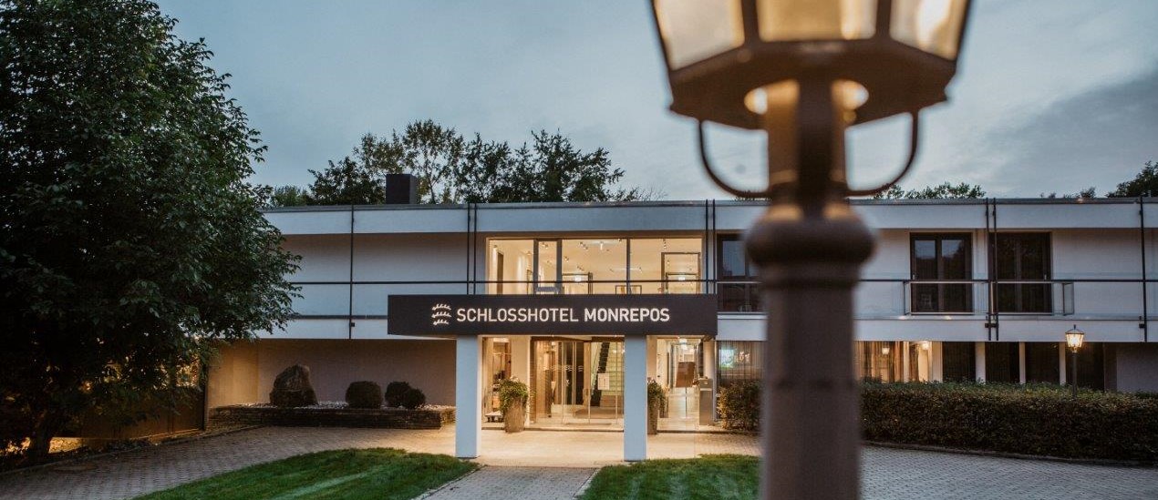SchlosshotelMonreposHoteleingang SchlosshotelMonreposHoteleingang
