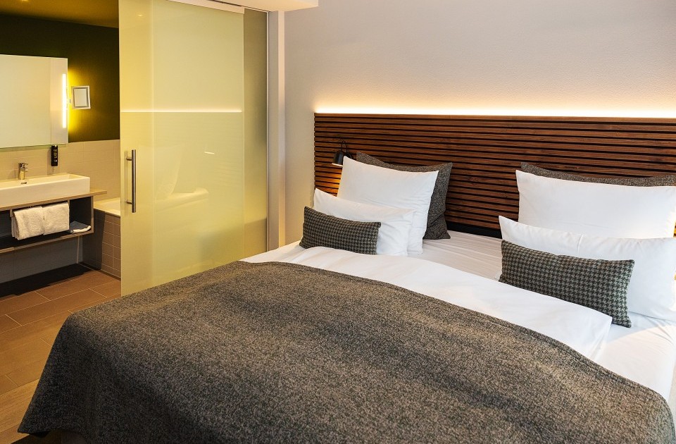 Bett_Bad_negativ_240610_wl_monrepos_0234